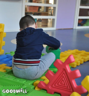 Kind bouwt met constructiemateriaal-Goodwill.nl