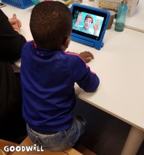 Kindje kijkt een filmpje ter ontspanning-Goodwill.nl