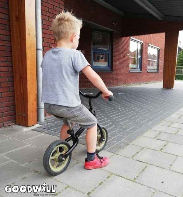 Kindje op een loopfietsje_Goodwill.nl