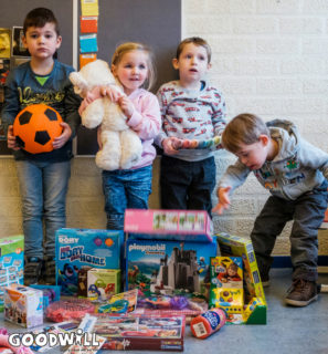Kinderen met de inhoud van het Kinderkerstpakket