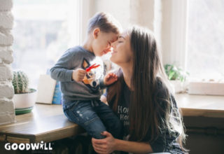 Moeder en kind knuffelen-Goodwill.nl