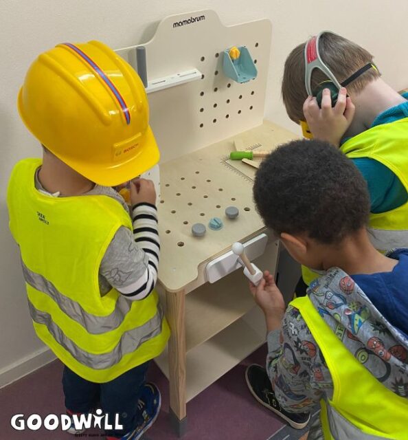 Nieuwe werkbank en bouwkleding voor kinderen_Goodwill.nl