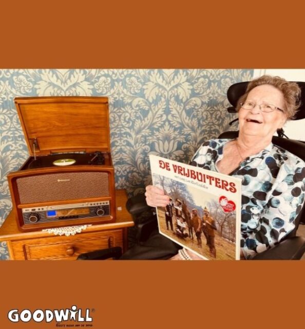 Vrolijke mevrouw bij de nieuwe vintage platenspeler_Goodwill.nl