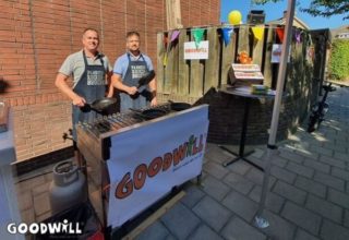 Noel en Roderik Moes bakken pannenkoeken voor Goodwill
