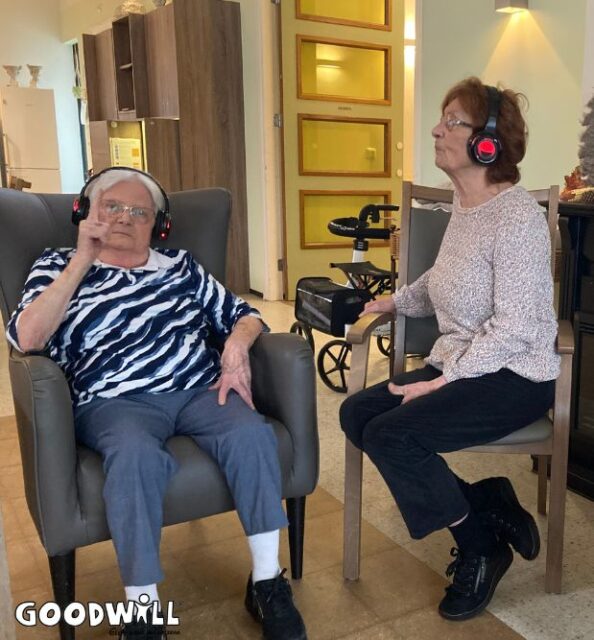 Dames met dementie genieten elk van hun eigen muziek met silent disco_Goodwill.nl