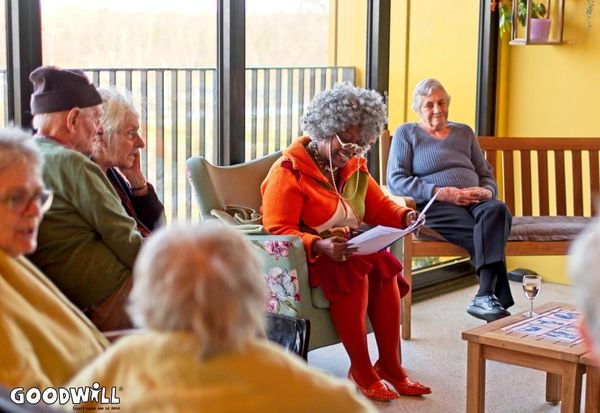 Gerda Havertong leest voor bij bewoners met dementie in Almere-Goodwill.nl