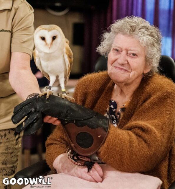 Foto van bewoner dementie zorgcentrum Eekhof in Kaatsheuvel met een uil_Goodwill