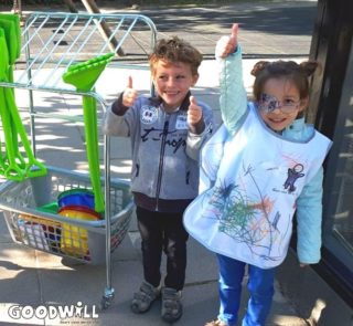 2 vrolijke kindjes met nieuw zandbakspeelgoed-Goodwill.nl