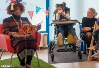 Marita Nijhuis luistert naar het voorlezen door Gerda Havertong