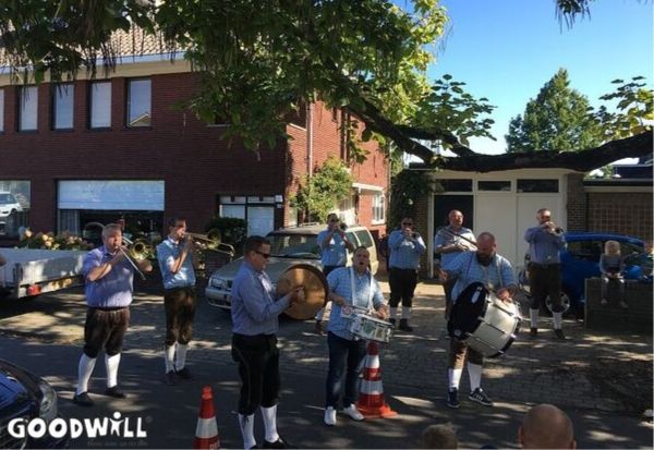 Feestelijke muziek bij de pannenkoekendag voor het goede doel