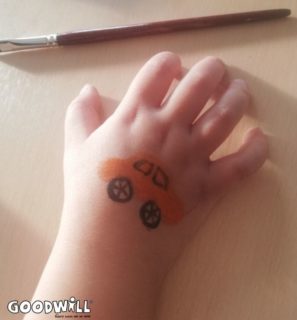Een auto met schmink op een kinderhand gezet-Goodwill.nl