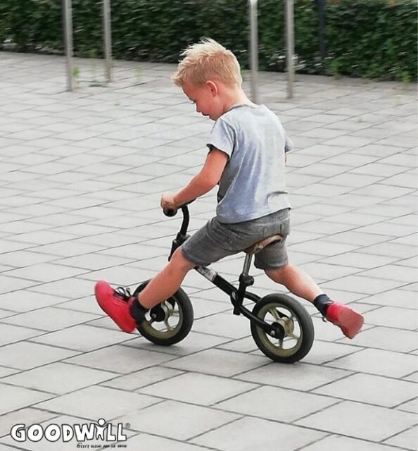 Foto van kindje op loopfiets_Goodwill.nl