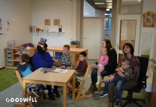 Voorlezen door Gerda Havertong bij de jongste kinderen van MKD De Kleine Cauw