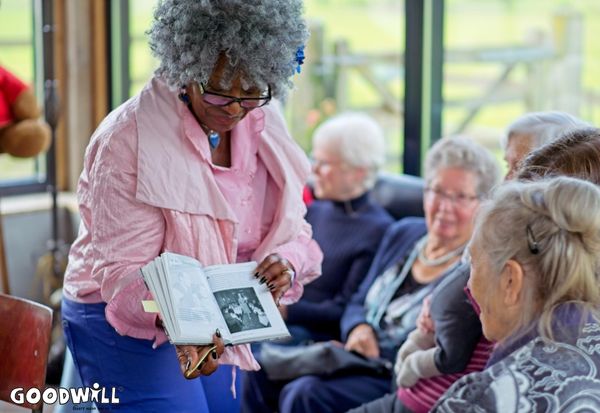 Gerda Havertong laat foto's uit de jaren 50 zien_Goodwill