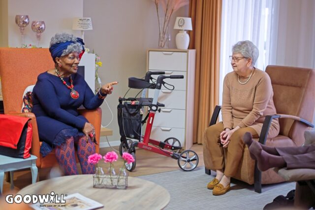 Gerda LentenHavertong in gesprek met een bewoner van zorgcentrum Voorveldse Hof in Utrecht_Goodwill.nl
