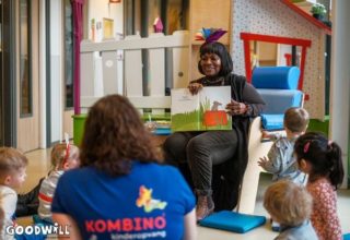 Gerda Havertong laat een boek zien aan kleine kinderen-Goodwill.nl