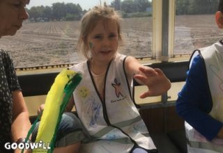 Foto van meisje in de huifkar