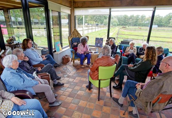 Gerda Havertong leest voor aan mensen met dementie