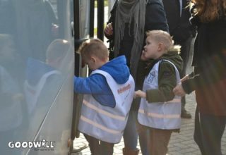 Kinderen van MKD De Kleine Cauw stappen voor het eerst in een touringcar.