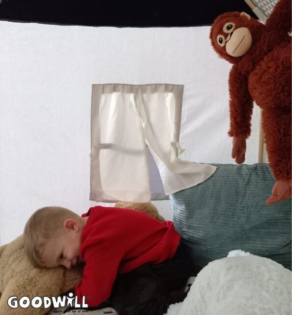 Lekker relaxen met knuffels en kussens in het nieuwe snoezelhuisje_Goodwill.nl