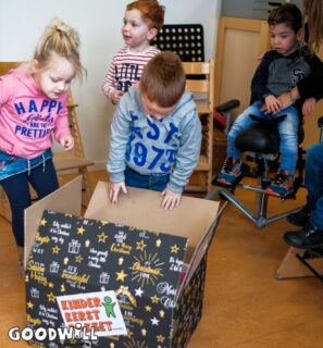 Nieuwsgierige kinderen bij Goodwill's Kerstpakket_Goodwill.nl
