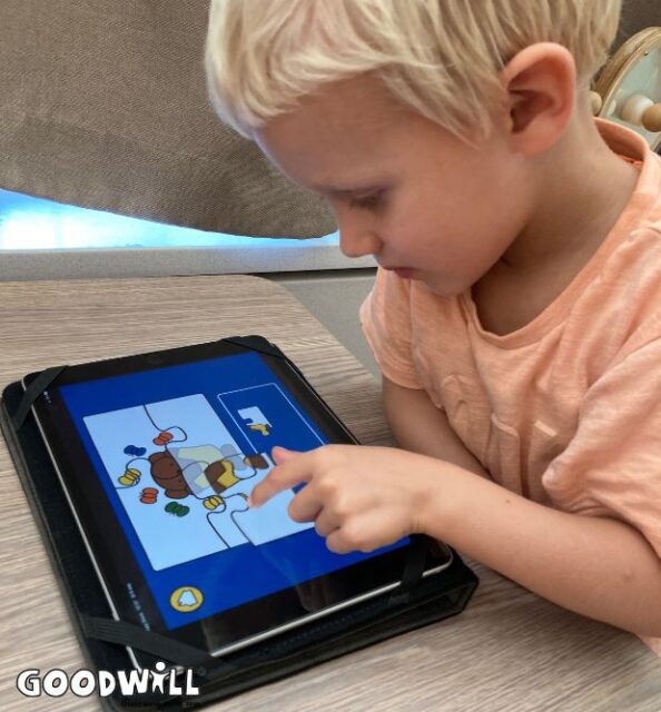 Kindje doet spel op nieuwe tablet