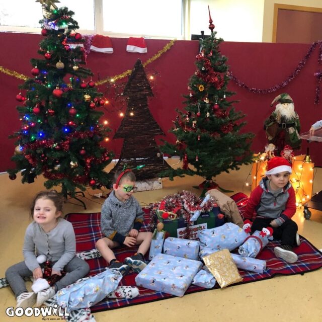 Goodwill's Kerstpakket wordt uitgepakt door medisch kinderdagverblijf