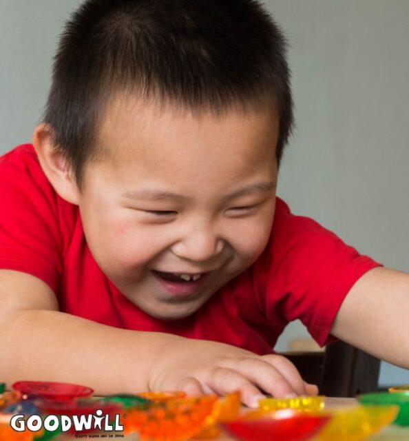 Kind ontdekt tactiele schelpen_Goodwill.nl