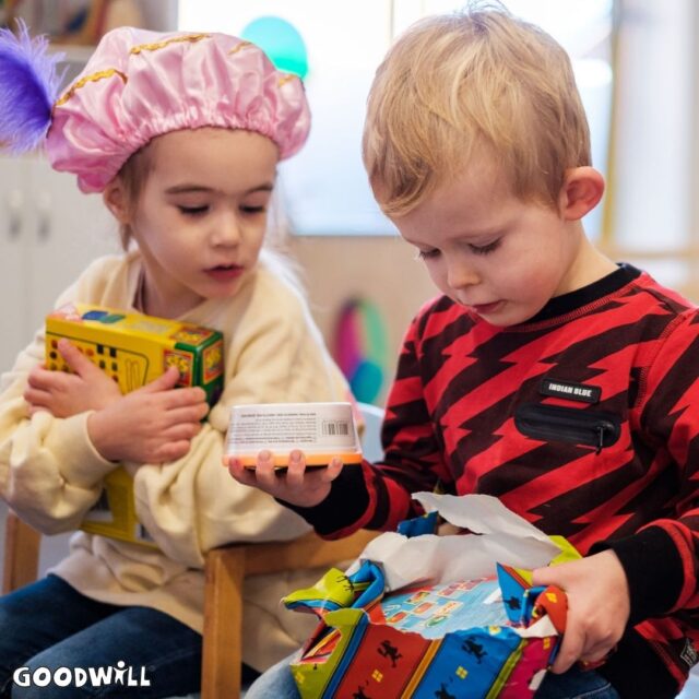 Kinderen pakken cadeau's van Sinterklaas uit
