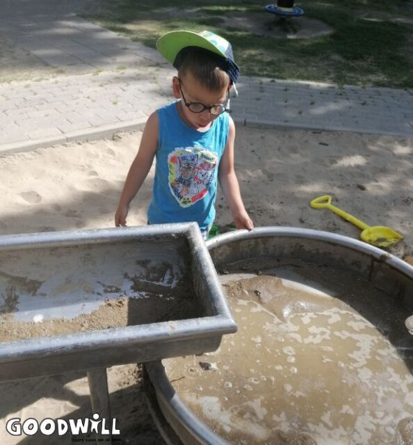 Spelen met water en zand = plezier met modder_Goodwill.nl