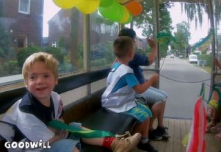 foto van de kinderen in de versierde huifkar