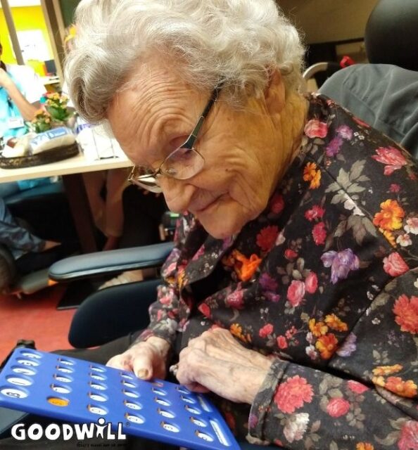 Mevrouw met bingo kaart _Goodwill.nl