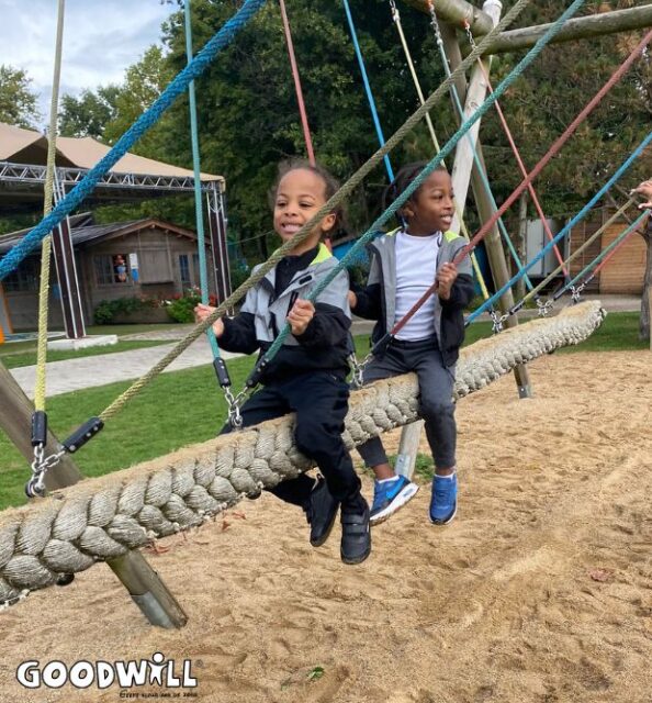 Op een speeltoestel tijdens de Goodwill Day_Goodwil.nl