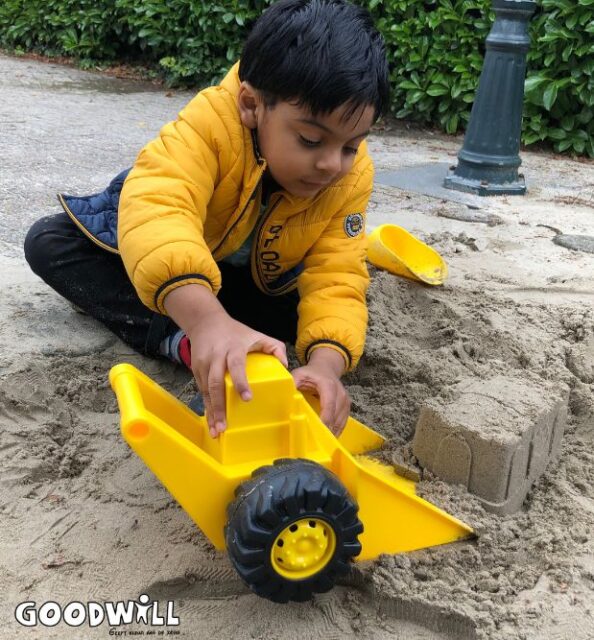 Kindje speelt met zand in de zandbak_Goodwill.nl