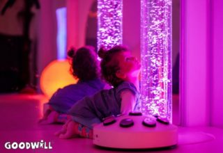 Meisje ontdekt de bellenbuis in snoezelkamer-Goodwill.nl