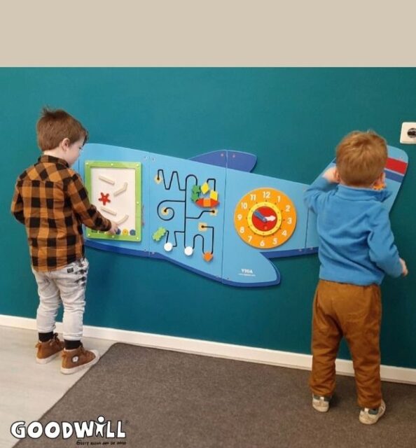 Nieuw wandspeelbord wordt getest door 2 kinderen_Goodwill.nl