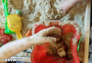 Modderdag - spelen met water en zand - blog Goodwill