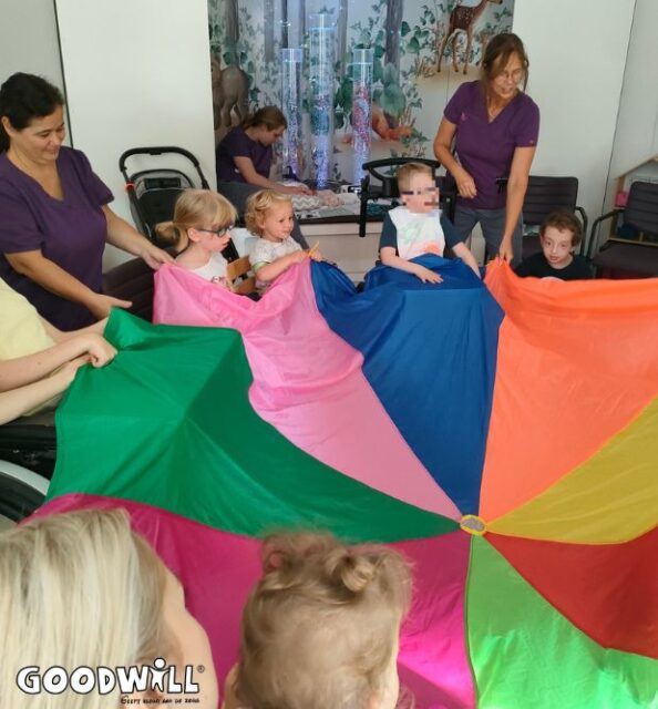 Stimuleer de zintuigen: voelen, luisteren en kijken naar het parachutedoek_Goodwill.nl