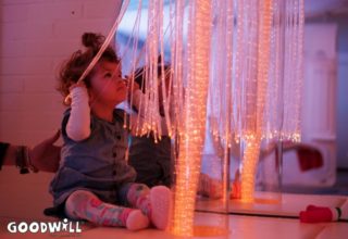 Meisje ontdekt de snoezelruimte - Goodwill.nl