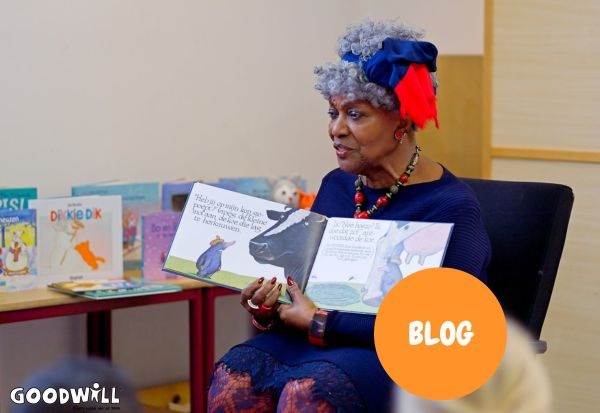 Gerda LentenHavertong leest voor bij Youké Bloesem