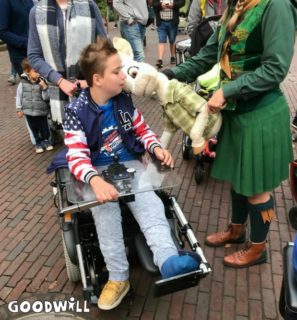 Kinderen met een beperking genieten van een knuffel - Goodwill Day