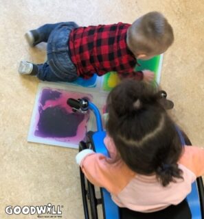 Sensorische vloertegels worden ontdekt door een dreumes en kind in rolstoel_Goodwill.nl