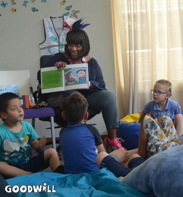 Gerda Havertong leest voor bij Kinderdagcentrum Binderen