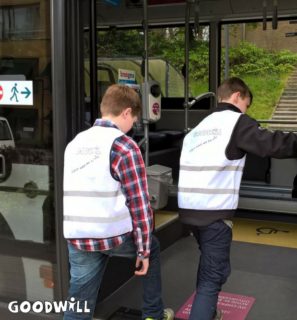 Kinderen van Entrea stappen in de bus met hun nieuwe OV-chipkaart