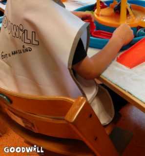 Spelen met bootjes in het water bij Xonar.