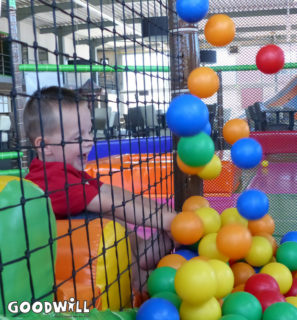 Jongetje speelt met gekleurde ballen