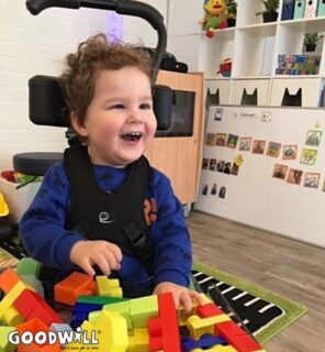 Blij kindje speelt met nieuwe blokken_Goodwill_nl