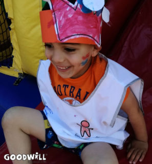 Kindje op het springkussen tijdens Koningsspelen