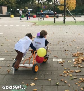 Samen op de nieuwe fiets van Goodwill.nl