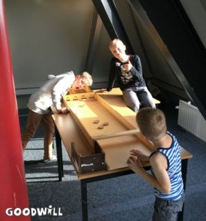 Kinderen sjoelen samen - Goodwill.nl